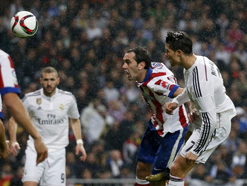 Cristiano Ronaldo and Diego Godín in an aerial battle in Real Madrid 2-2 Atletico