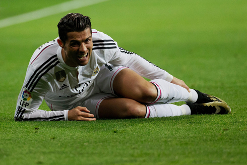 Cristiano Ronaldo hurt on the ground, after being fouled