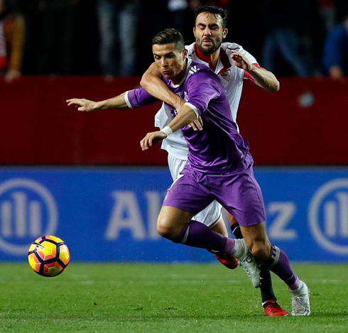 Cristiano Ronaldo being held from behind in Sevilla 2-1 Real Madrid