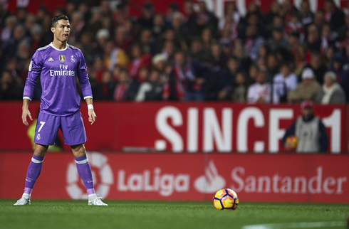Cristiano Ronaldo free-kick stance in Sevilla 2-1 Real Madrid in the Spanish League in 2017