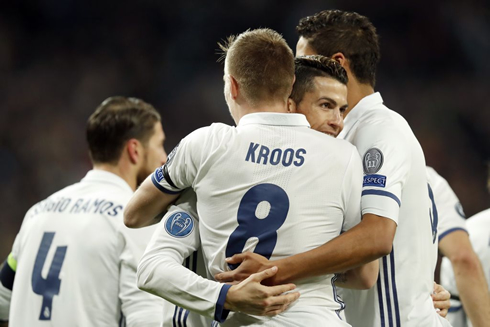 Cristiano Ronaldo hugging Toni Kroos after assisting him for Real Madrid's second goal against Napoli
