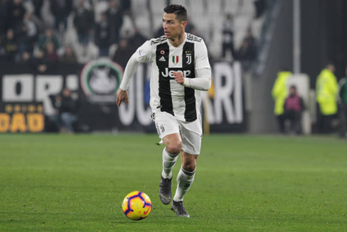 Cristiano Ronaldo moving the ball forward in Juventus vs Frosinone