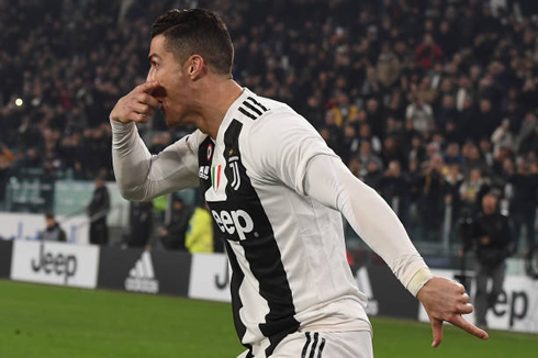 Cristiano Ronaldo making the Dybala mask gesture in a Juventus goal
