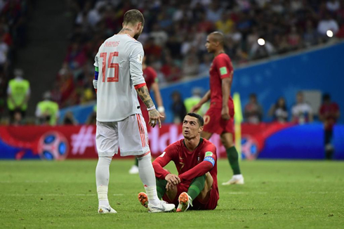 Sergio Ramos dialoguing with Ronaldo in Spain vs Portugal for the 2018 FIFA World Cup