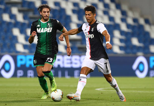 Cristiano Ronaldo using the outside of his boot to pass the ball in Sassuolo vs Juventus