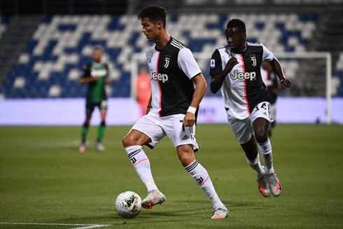 Cristiano Ronaldo waiting for Matuidi to make a run behind him in Juventus attack