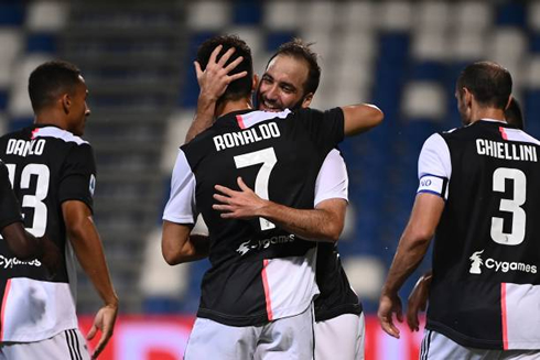 Cristiano Ronaldo and Gonzalo Higuaín hugging each other