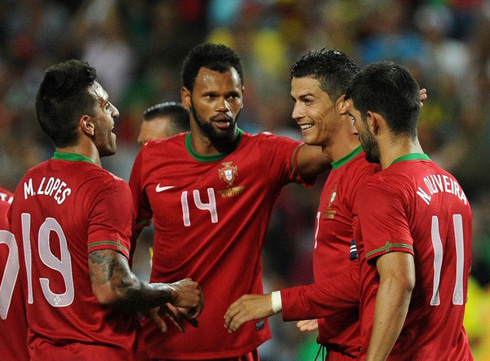 Cristiano Ronaldo celebrating with Miguel Lopes, Rolando and Nélson Oliveira, in 2012-2013