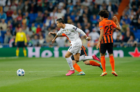 Cristiano Ronaldo going past two Shakhtar Donetsk players in speed