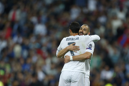 Cristiano Ronaldo hugging Benzema in Real Madrid 4-0 Shakhtar Donetsk