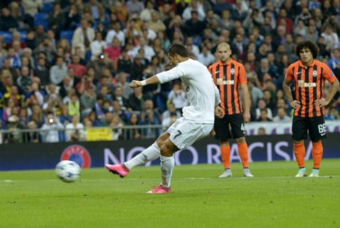 Cristiano Ronaldo converts a penalty-kick in Real Madrid 4-0 Shakhtar Donetsk