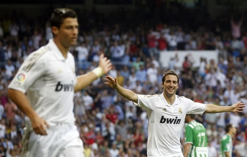 Cristiano Ronaldo assists Higuaín for a goal but doesn't look very happy