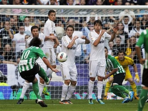 Cristiano Ronaldo jumping in Real Madrid wall, to defender from a free-kick