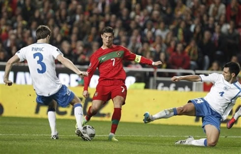Cristiano Ronaldo striking with his right-foot against Bosnia
