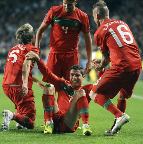 Cristiano Ronaldo on the grounds and receiving help from Meireles and Fábio Coentrão to stand up