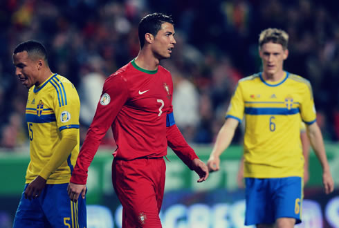 Cristiano Ronaldo between two Swedish players, in the FIFA World Cup playoffs first leg, played at the Stadium of Light in Lisbon