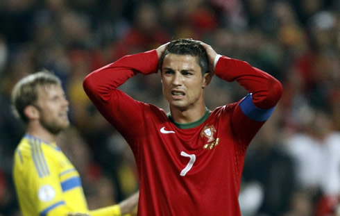 Cristiano Ronaldo wastes a chance and holds his head with his two hands