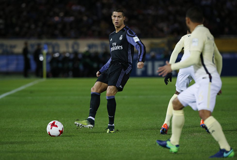 Cristiano Ronaldo making a pass in Real Madrid 2-0 Club America