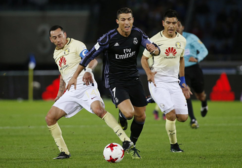 Cristiano Ronaldo dribbling two opponents in Real Madrid vs Club America