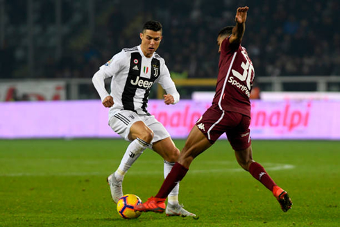 Cristiano Ronaldo dribbling an opponent in Torino vs Juventus