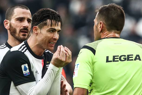 Cristiano Ronaldo talking in Italian with the referee