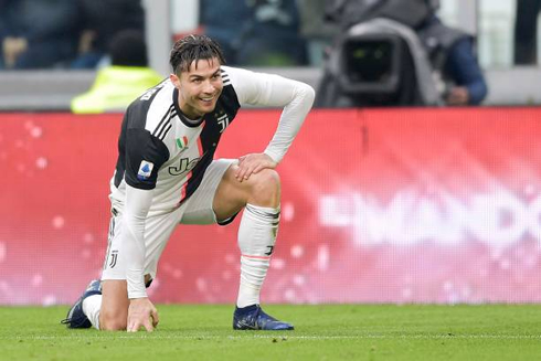Cristiano Ronaldo getting up after being fouled in a Juventus game