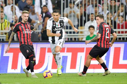 Cristiano Ronaldo beating two opponents in Juventus vs AC Milan for the Italian Super Cup final