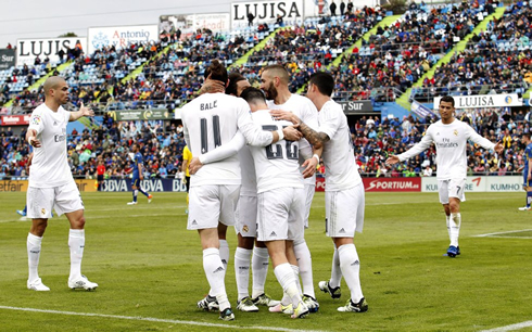 Cristiano Ronaldo and Pepe joining his teammates goal celebrations, in Getafe vs Real Madrid in 2016