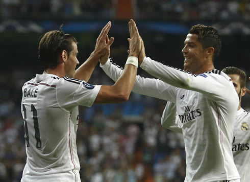 Cristiano Ronaldo clapping the palm of his hands with Gareth Bale