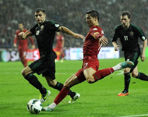 Cristiano Ronaldo crossing the ball with his left foot, in Portugal vs Northern Ireland at the Estádio do Dragão, for the 2014 World Cup qualifiers
