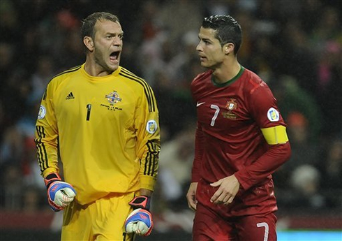 Roy Carroll and Cristiano Ronaldo side by side, during the game between Portugal and Northern Ireland, for the FIFA 2014 World Cup qualifiers