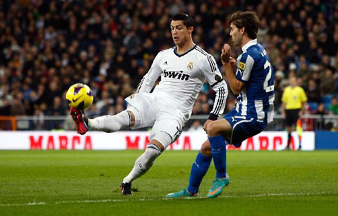 Cristiano Ronaldo controlling the ball with the tip of his toes, in Real Madrid 2-2 Espanyol, for the Spanish League 2012-2013