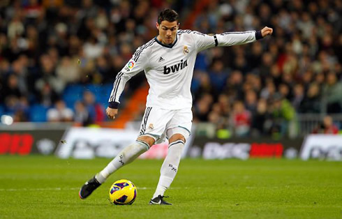Cristiano Ronaldo body stance when taking a free-kick shot, in Real Madrid vs Espanyol for La Liga 2012-2013
