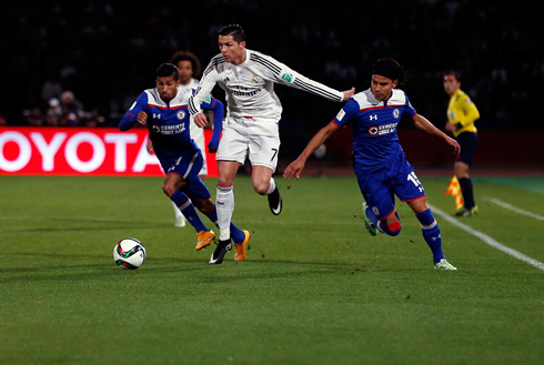 Cristiano Ronaldo getting past by two defenders in speed