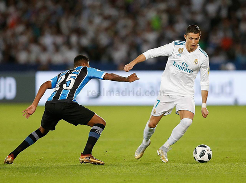 Cristiano Ronaldo tries to dribble an opponent in Real Madrid vs Gremio