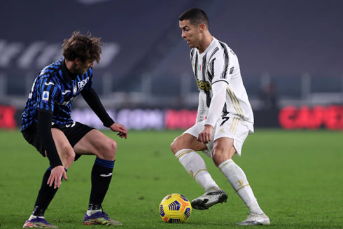 Cristiano Ronaldo taking on a defender in Juventus vs Atalanta in 2020