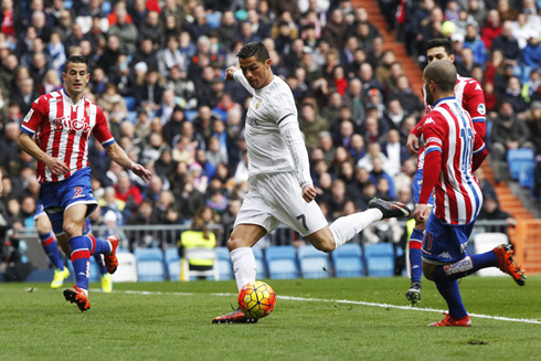 Cristiano Ronaldo striking the ball in Real Madrid 5-1 Sporting Gijón