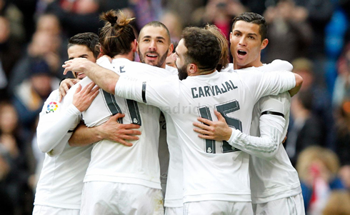 Real Madrid players gathered around to celebrate the win over Sporting Gijón for La Liga 2015-2016