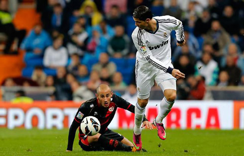 Cristiano Ronaldo leaving a defender behind in Real Madrid 2-0 Rayo Vallecano, in La Liga 2013