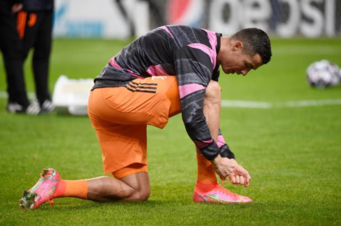 Cristiano Ronaldo tying his shoes in FC Porto vs Juventus