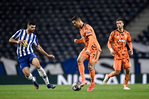 Cristiano Ronaldo facing Taremi, in FC Porto vs Juventus in 2021