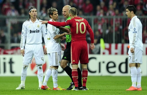 Robben, Sergio Ramos and Fábio Coentrão talking with the referee, while Cristiano Ronaldos looks closely in Bayern Munich vs Real Madrid in 2012