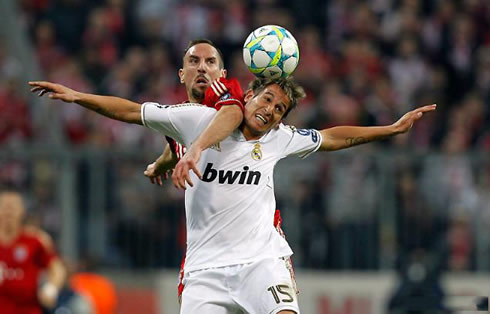 Franck Ribery elbowing Fábio Coentrão while both players jump together in Bayern Munich vs Real Madrid