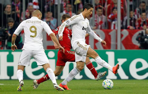 Cristiano Ronaldo doing step-over tricks and dribbles, in Bayern Munich 2-1 Real Madrid for the UEFA Champions League in 2012