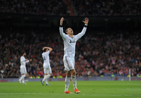 Cristiano Ronaldo raises his two hands to the air in a clear sign of frustration, in Real Madrid vs Atletico Madrid, in Copa del Rey final of 2013