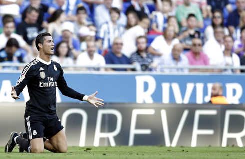 Cristiano Ronaldo gets down on his knees and shows his disagreement with the referee