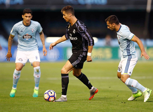 Cristiano Ronaldo between two opponents in Celta de Vigo vs Real Madrid in May of 2017