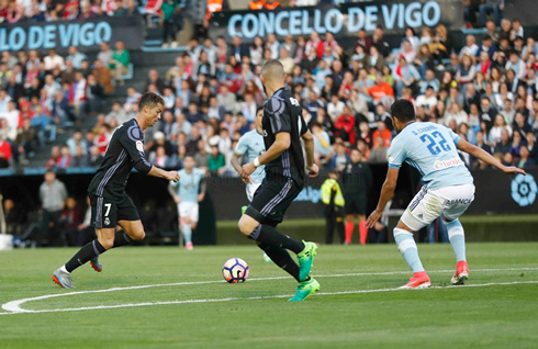 Cristiano Ronaldo preparing to strike and score with his left, in Celta vs Real Madrid