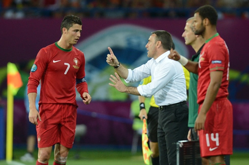 Cristiano Ronaldo listening to Paulo Bento's instructions, as Rolando prepares to get in the game, in the EURO 2012