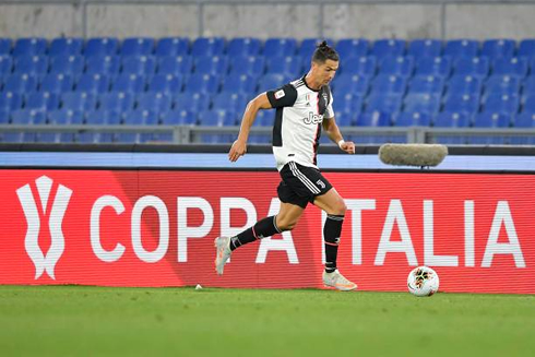 Cristiano Ronaldo moving the ball forward in a Coppa Italia game